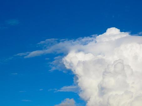 成長を続ける入道雲 成長を続ける入道雲の写真