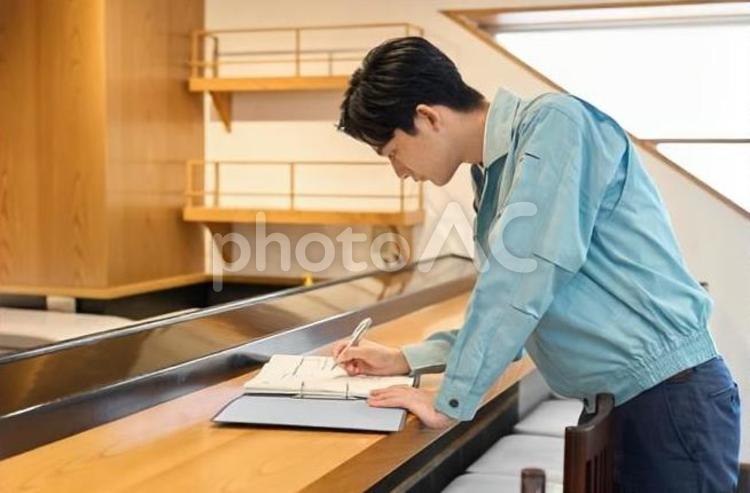 飲食店で図面を確認する男性 飲食店,図面,男性の写真素材