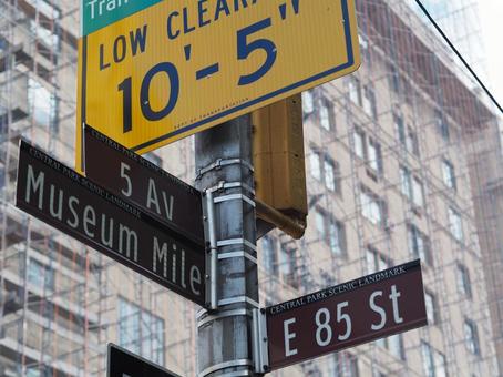 ニューヨーク標識板：5th×85th 標識板,道路標識,道路の写真素材