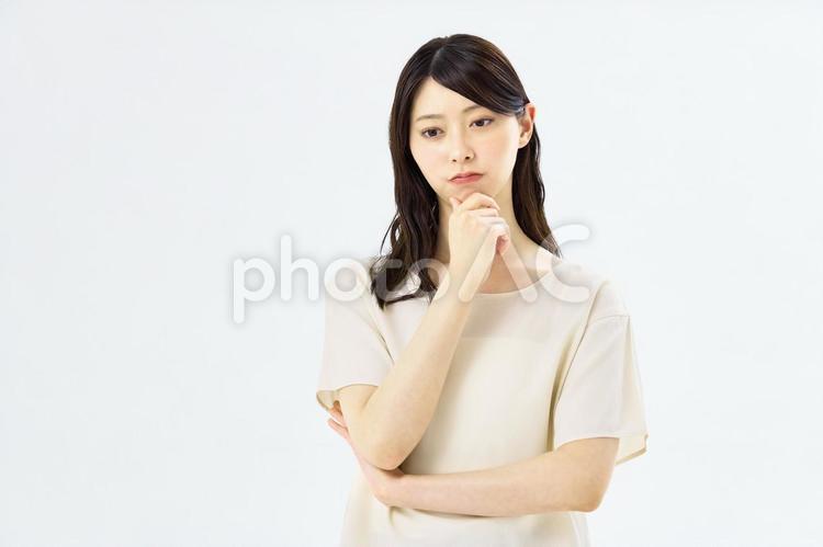 困る女性　ビジネスウーマン　主婦 女性,ビジネスウーマン,腕を組むの写真素材