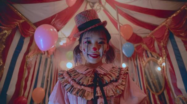 カラフルなピエロ仮装の写真