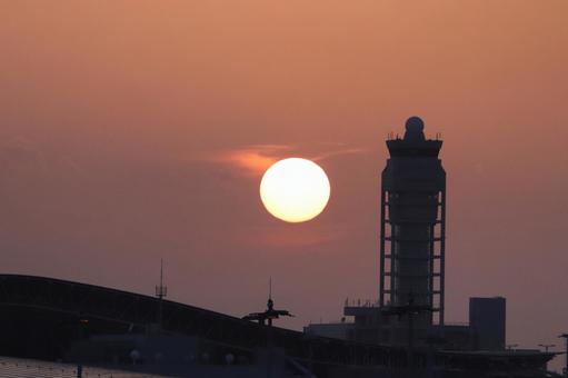 空港の夕日 空港の夕日の写真