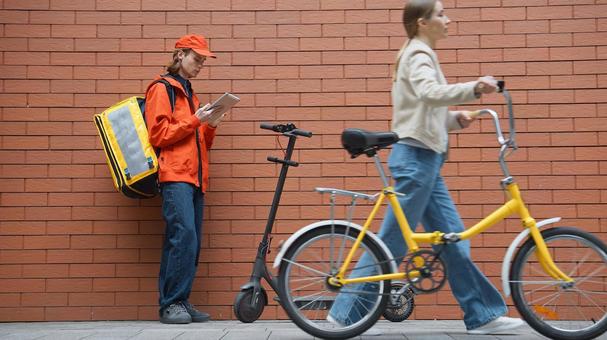 電動キックボードとフードデリバリーの男性 配達,フードデリバリー,デリバリーの写真素材