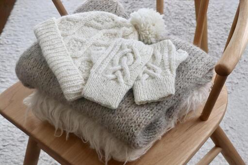 セーターと手袋とニット帽 冬支度イメージ 冬支度,寒さ対策,衣替えの写真素材