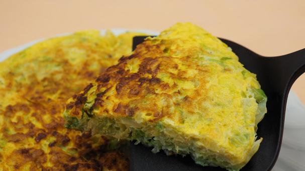 自家製・キャベツのオムレツ・食べるシーン 自家製・キャベツのオムレツ・食べるシーンの写真