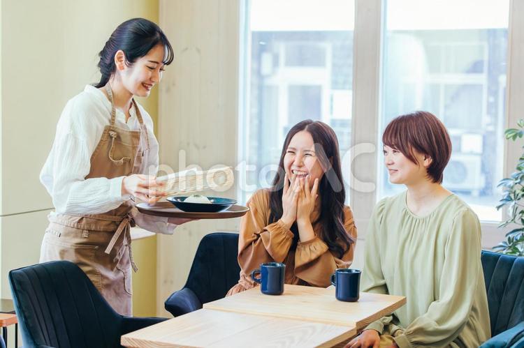 ランチを食べる客とカフェスタッフ ランチ,レストラン,カフェの写真素材