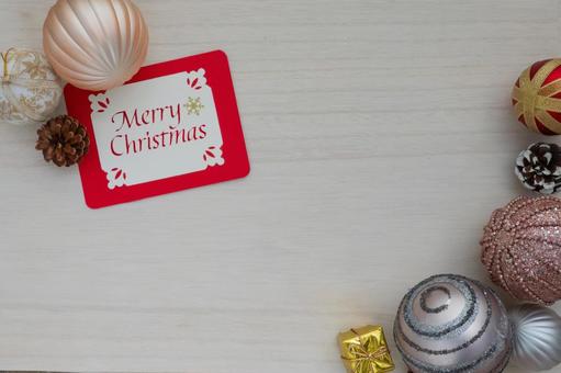 カードを添えたクリスマスデコレーション カードを添えたクリスマスデコレーション クリスマス,オーナメント,グリーティングカードの写真素材