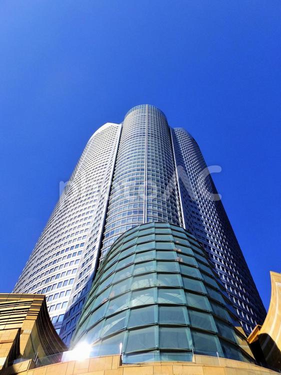 見上げる六本木ヒルズ 六本木ヒルズ,快晴,蒼空の写真素材