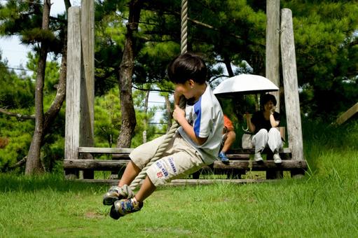 <素材>公園のターザンロープで遊ぶ少年 <素材>公園のターザンロープで遊ぶ少年 子供,ターザンロープ,遊具の写真素材