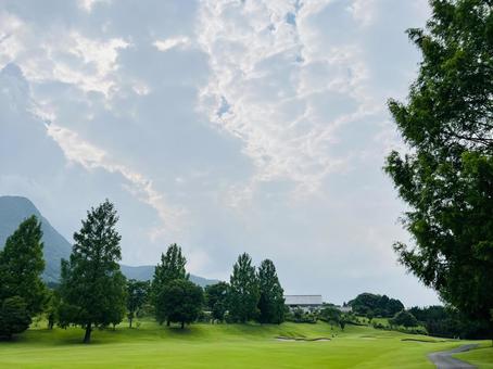 山並みを望むゴルフ場の緑豊かな風景 山並みを望むゴルフ場の緑豊かな風景 ゴルフ場,ゴルフ,グリーンの写真素材