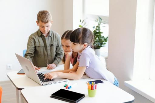 パソコンを見る生徒たち 男の子,女の子,携帯の写真素材