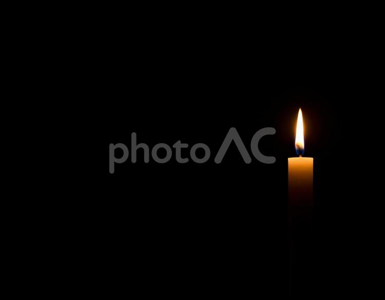 暗闇の中のろうそく ろうそく,あかり,ひかりの写真素材