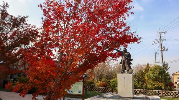笠間日動美術館前の紅葉と大石像 笠間日動美術館前の紅葉と大石像の写真