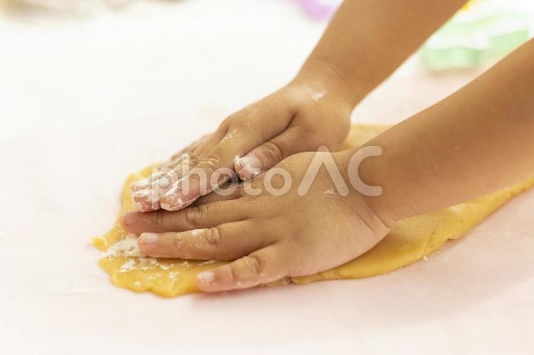 クッキー生地をこねる女の子の手元（４歳 女の子,子供,お菓子作りの写真素材