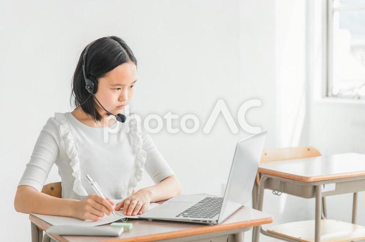 パソコンでオンライン学習をする子供 オンライン学習,子供,ict教育の写真素材