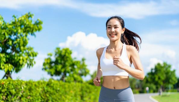 ランニングする若い日本人女性 ランニングする若い日本人女性の写真