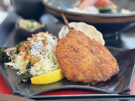 アジフライとしらすサラダの定食 アジフライ,揚げ物,鯵フライの写真素材