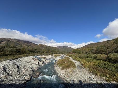 三段紅葉　冠雪の北アルプス 三段紅葉,冠雪,北アルプスの写真素材