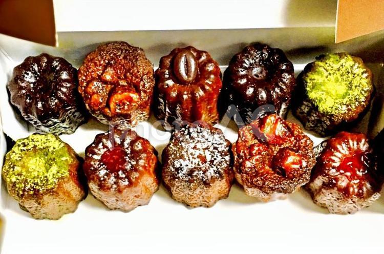 カヌレの大渋滞 カヌレ,食べ物,風景の写真素材