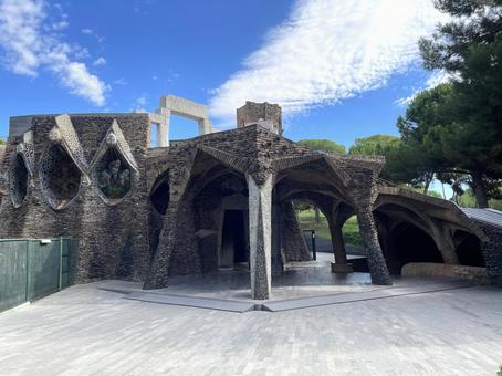 グエル教会地下聖堂正面の写真