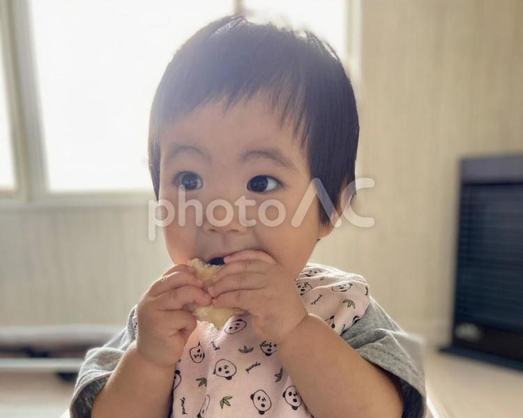 口を開けておやつを食べる子ども 子ども,食べる,かわいいの写真素材
