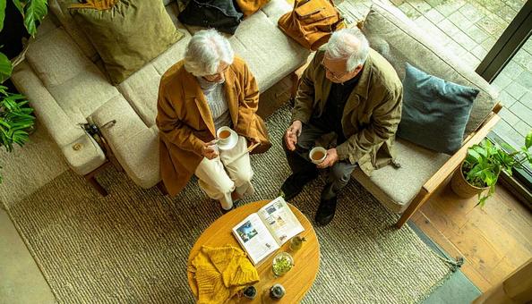 資料を見ながら終活について話すシニア夫婦 資料を見ながら終活について話すシニア夫婦の写真