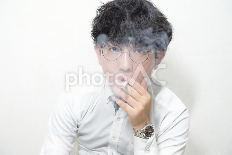 もくもくのたばこ煙に包まれるサラリーマン 煙まみれ,サラリーマン,モクモクの写真素材
