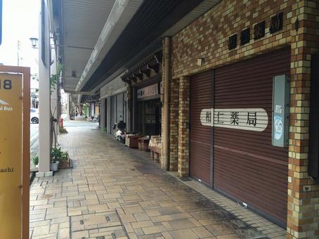 高山国分寺通り商店街の歩道と店舗、風景 高山国分寺通り商店街の歩道と店舗、風景の写真