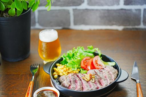ビール&ビーフステーキ 食卓,食事,ビールの写真素材