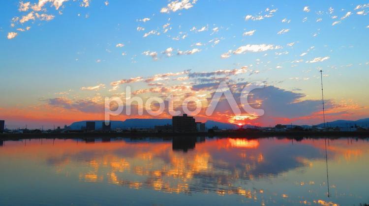 ６月下旬の池の朝焼け 背景,朝焼け,黄昏の写真素材