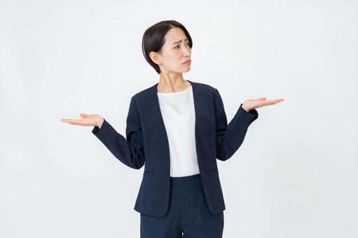 選択をする女性 ビジネス,オフィス,案内の写真素材