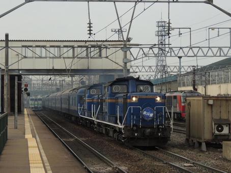 五稜郭駅を通過する北斗星号 五稜郭駅を通過する北斗星号 北斗星号,寝台特急,ブルートレインの写真素材