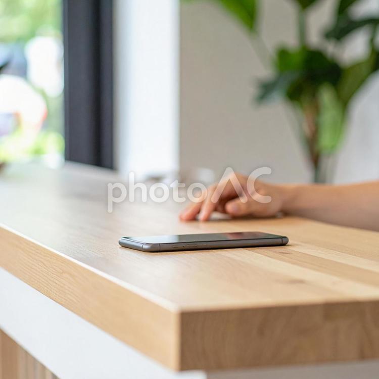 手元とスマートフォンのあるカウンター風景 スマートフォン,スマホ,携帯電話の写真素材