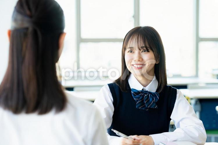 勉強する女子学生と先生 高校生,授業,笑顔の写真素材