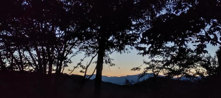 森から見る山の夕焼け　 シルエット,山,夕焼けの写真素材