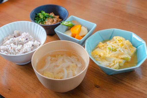 豆腐の卵とじと雑穀米の和朝食 豆腐の卵とじと雑穀米の和朝食 朝食,和食,豆腐の写真素材