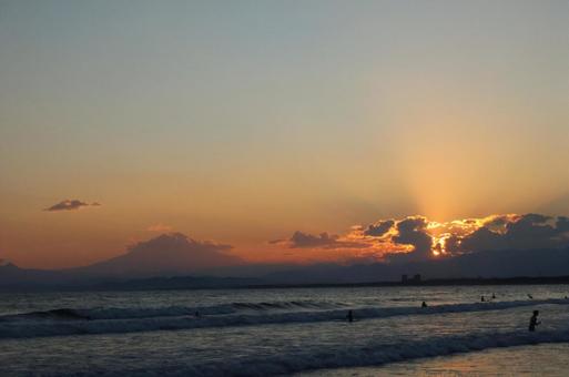 海岸から夕日を望む 海岸から夕日を望むの写真