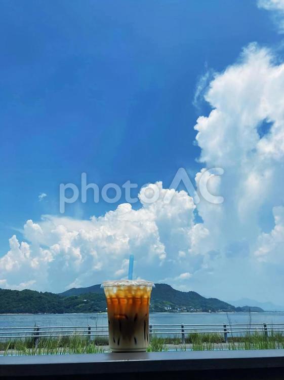 青空とアイスコーヒー 青空,アイスコーヒー,コールドドリンクの写真素材
