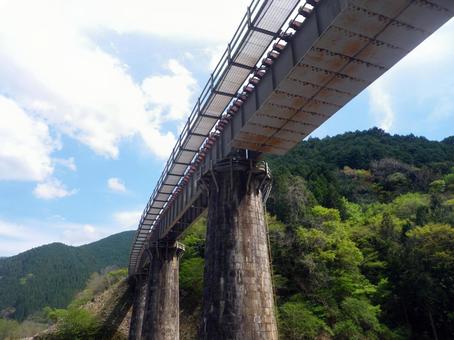 松ボウキ橋梁と新緑の山々 松ボウキ橋梁と新緑の山々の写真