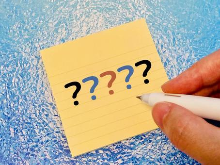 黄色い付箋にはてなマークを書く手元 黄色い付箋にはてなマークを書く手元 疑問,質問,はてなの写真素材