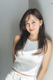 優しい光に包まれた女性の表情 優しい光に包まれた女性の表情の写真