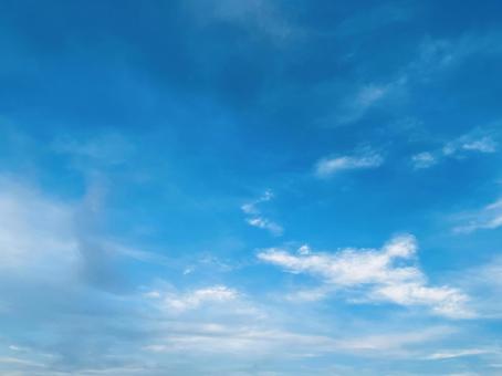 夏空に浮かぶ白い雲 爽やか,旅行気分,背景素材の写真素材