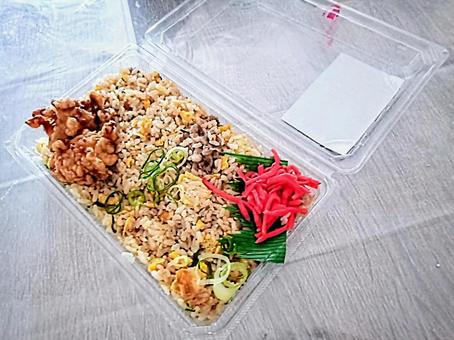 パックのチャーハンと唐揚げ パックのチャーハンと唐揚げの写真