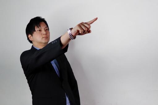 指差すビジネスマンの姿 指差すビジネスマンの姿 ビジネスマン,男性,指差すの写真素材