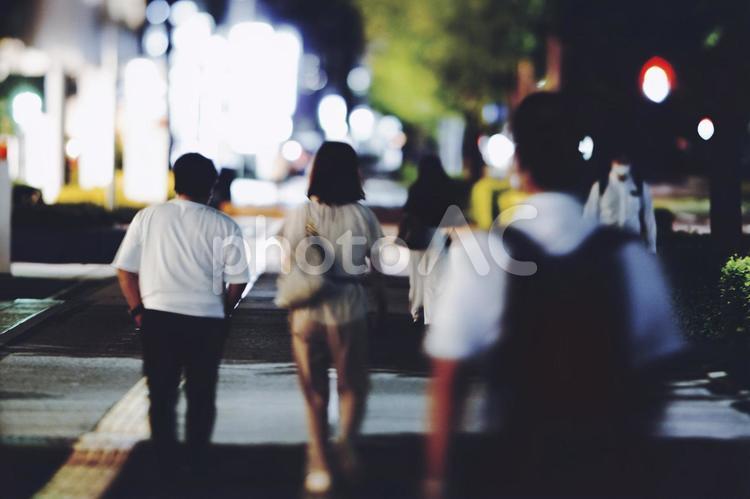 夜の都市を行き交う人々 ビジネスイメージ 人,人々,人物の写真素材