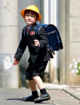 小学校の入学式(10)走る⑥ 小学校の入学式(10)走る⑥ 入学式,1年生,新入生の写真素材