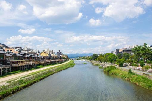 鴨川沿いの川床と京都の町並み 鴨川沿いの川床と京都の町並みの写真