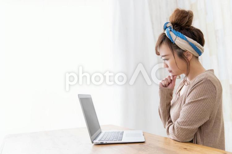 ルームウェアの女性 ルームウェアの女性 テレワーク,ステイホーム,ノートパソコンの写真素材