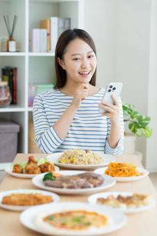ダイエットの若い女性 ダイエットの若い女性 食べ物,料理,スマホの写真素材