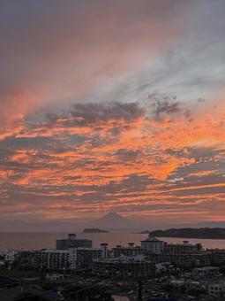 湘南から見た夕暮れ時の富士 湘南から見た夕暮れ時の富士の写真